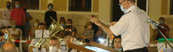 La Banda Sinfónica Municipal de Quintanar de la Orden  homenajea a las víctimas del Covid-19 con un concierto en la Plaza del Ayuntamiento.