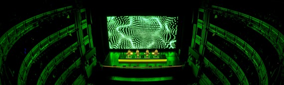 El grupo alemán Kraftwerk ofrecen un viaje en el tiempo al público asistente a  su concierto en el Universal Music Festival